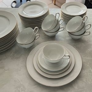 Royal M Sovereign 1886 service for 12